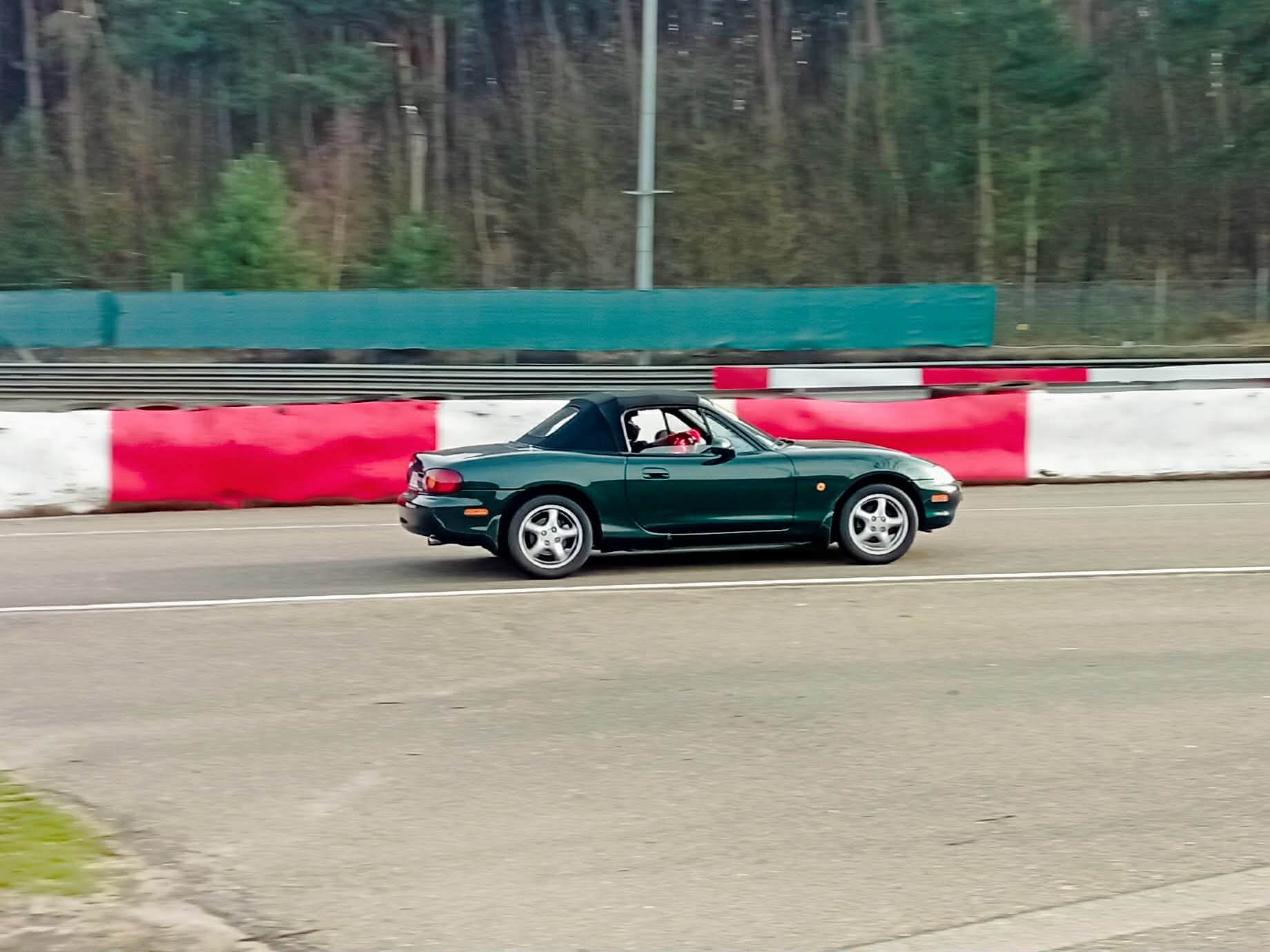 Mazda MX5 Green sur circuit